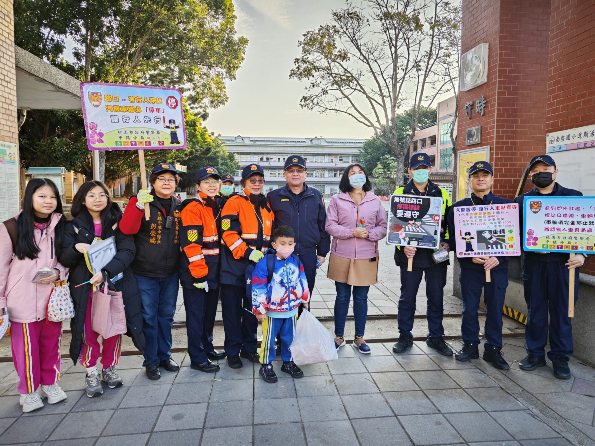 安心上學去!平警執行護童專案 維護校園周邊交通秩序 安心上學去!平警執行護童專案 維護校園周邊交通秩序