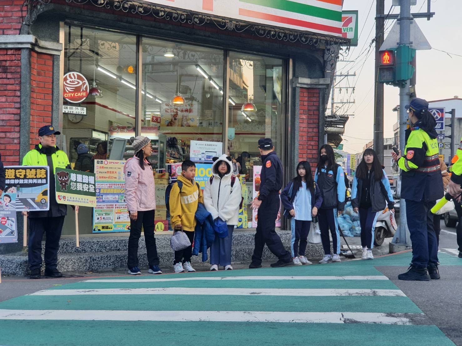 開學接送人車潮湧現 大溪警加強交管維持校園秩序 開學接送人車潮湧現 大溪警加強交管維持校園秩序