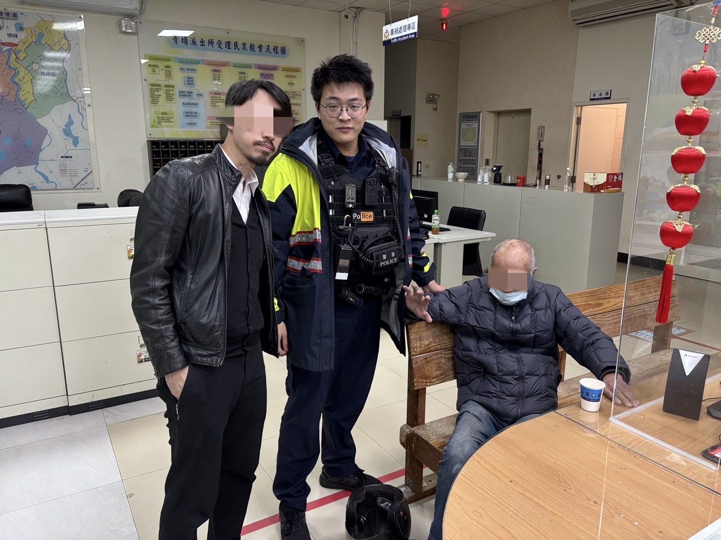 老翁訪友迷途50公里好慌張 壢警暖心助返家 老翁訪友迷途50公里好慌張 壢警暖心助返家