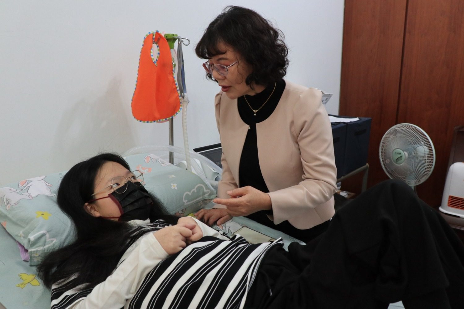 高雄空大校頒獎擁抱重障生藍翊慈 見證其堅毅學習精神