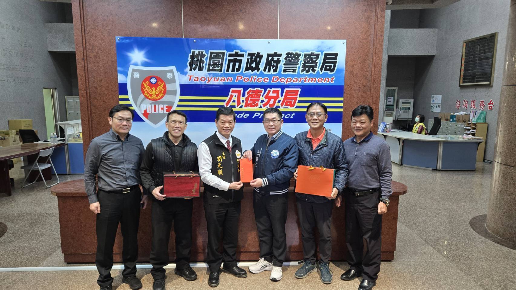 2025燈會慰勞警察同仁 辛勞值勤 警友辦事處贈慰問金 2025燈會慰勞警察同仁 辛勞值勤 警友辦事處贈慰問金