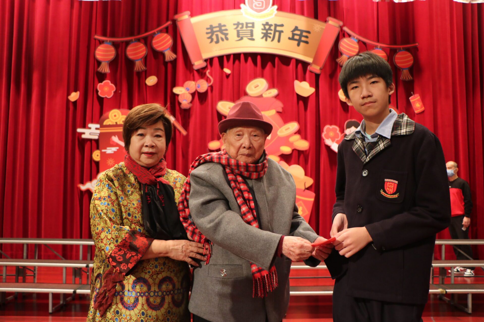 新興國中小學傳統結合國際教育 學子領外幣紅包學知識 新興國中小學傳統結合國際教育 學子領外幣紅包學知識