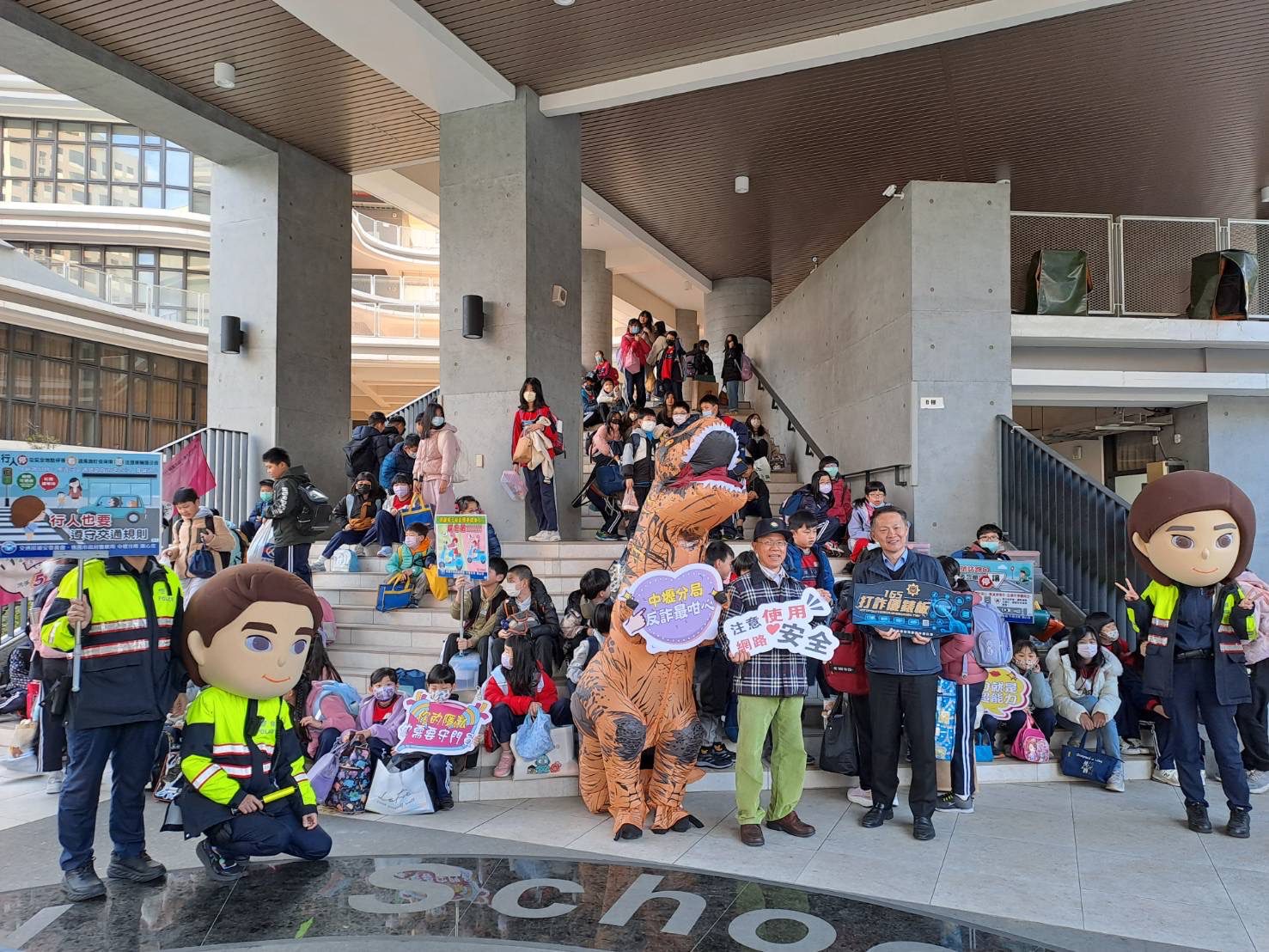 學童開學日 壢警溫馨護童安全上學去 學童開學日 壢警溫馨護童安全上學去