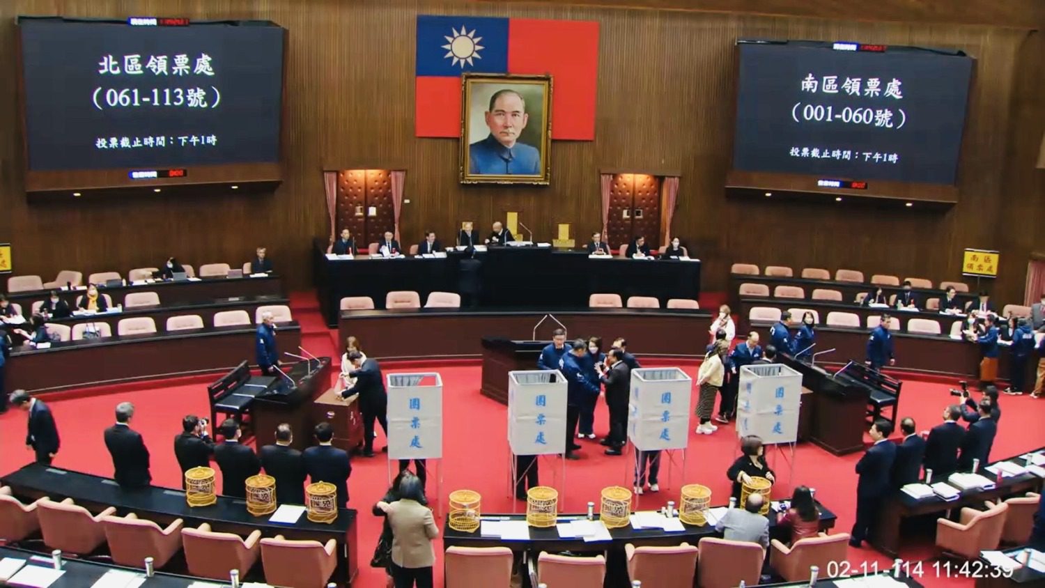 選罷法覆議案遭否決 賴瑞隆:不少藍白立委再次剝奪人民擁有罷免的基本權益 選罷法覆議案遭否決 賴瑞隆:不少藍白立委再次剝奪人民擁有罷免的基本權益