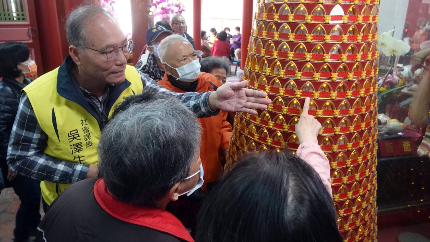 彰化市公所為低收入戶與獨居長者免費點燈祈福 彰化市公所為低收入戶與獨居長者免費點燈祈福