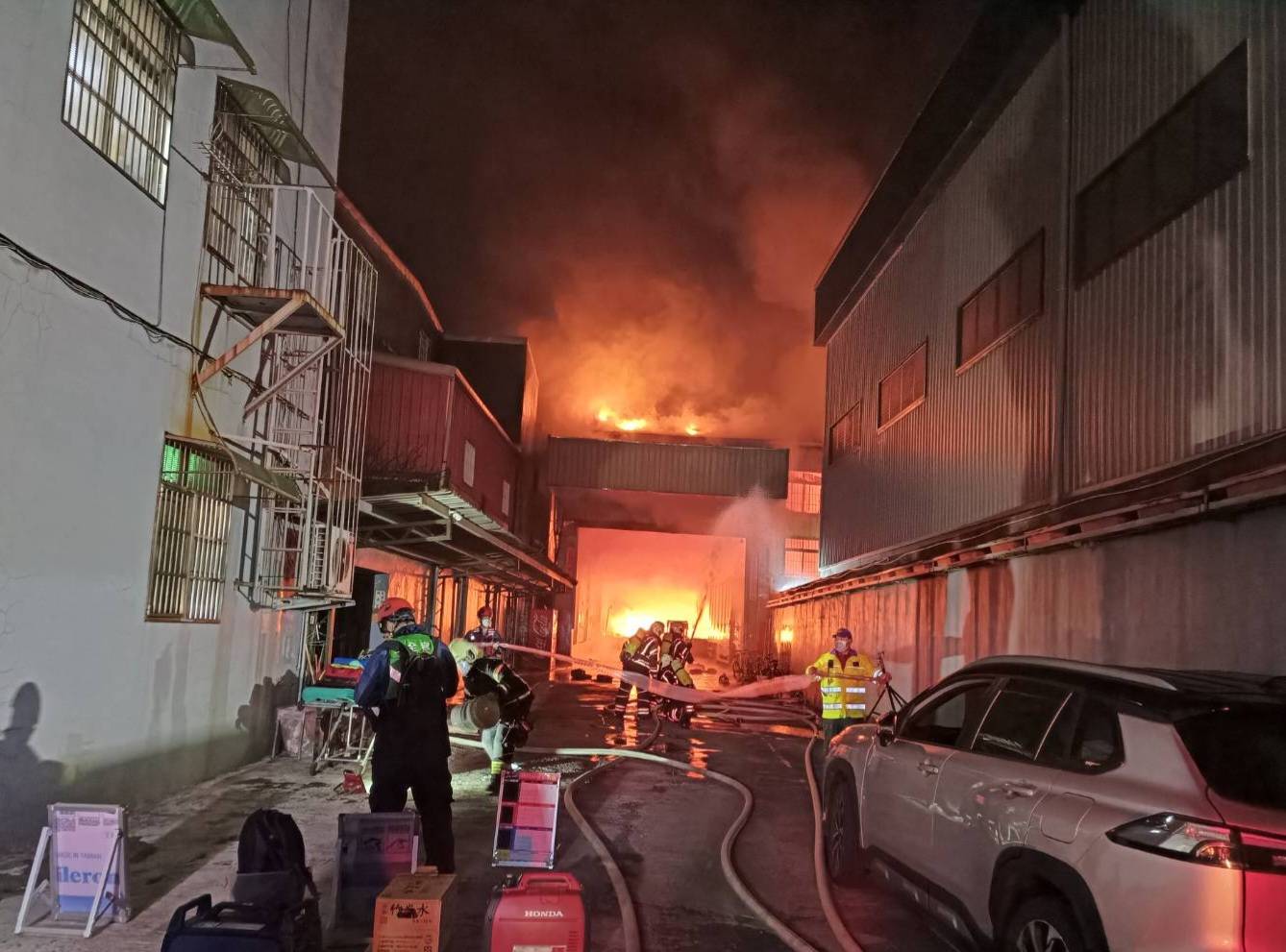 龍潭工廠大火1人送醫 消防搶救10小時撲滅 龍潭工廠大火1人送醫 消防搶救10小時撲滅