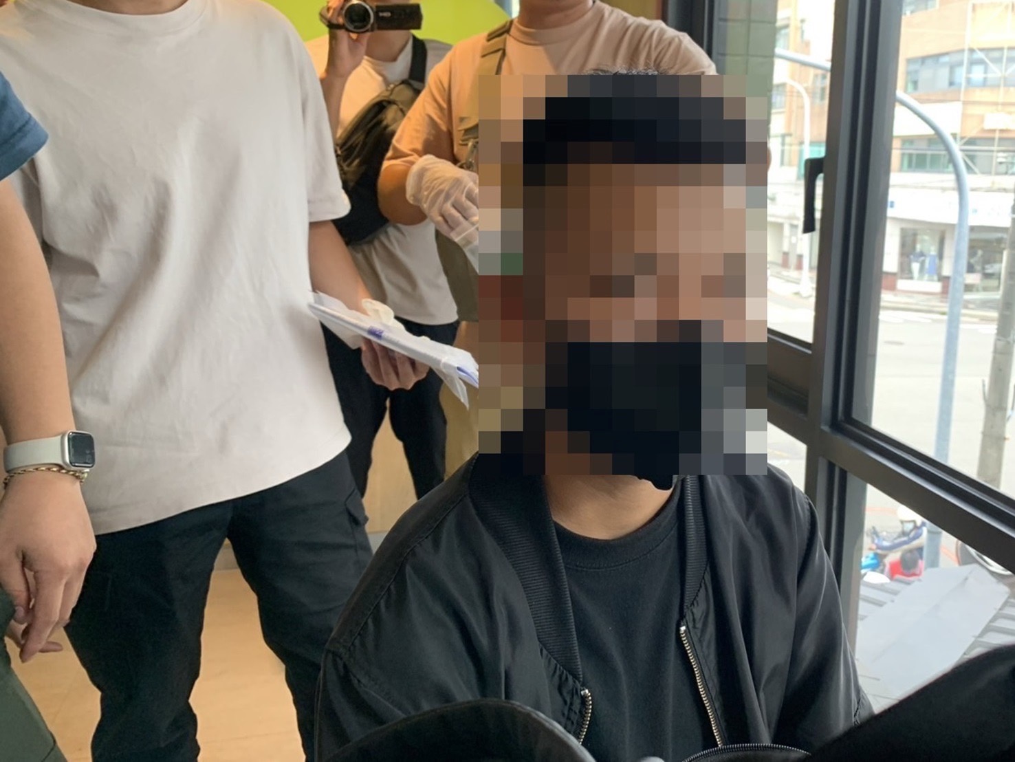 年輕車手在速食店取款 埋伏幹員當場上銬逮捕 年輕車手在速食店取款 埋伏幹員當場上銬逮捕