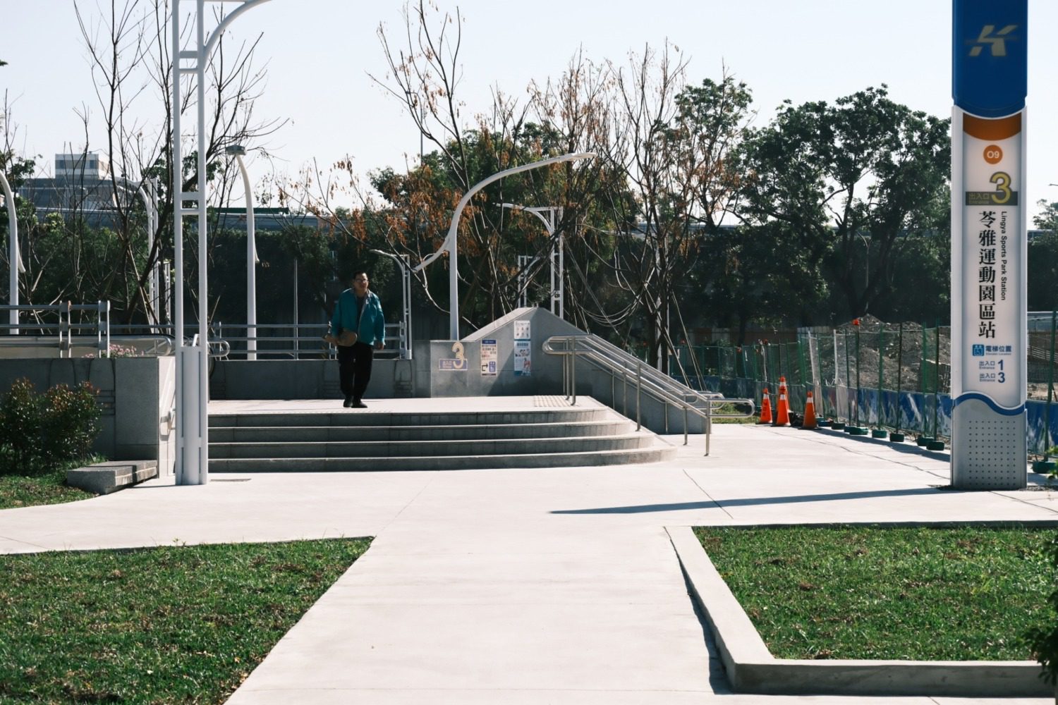 高雄中正體育場前廣場開放！民眾享受綠意盎然無障礙休憩空間