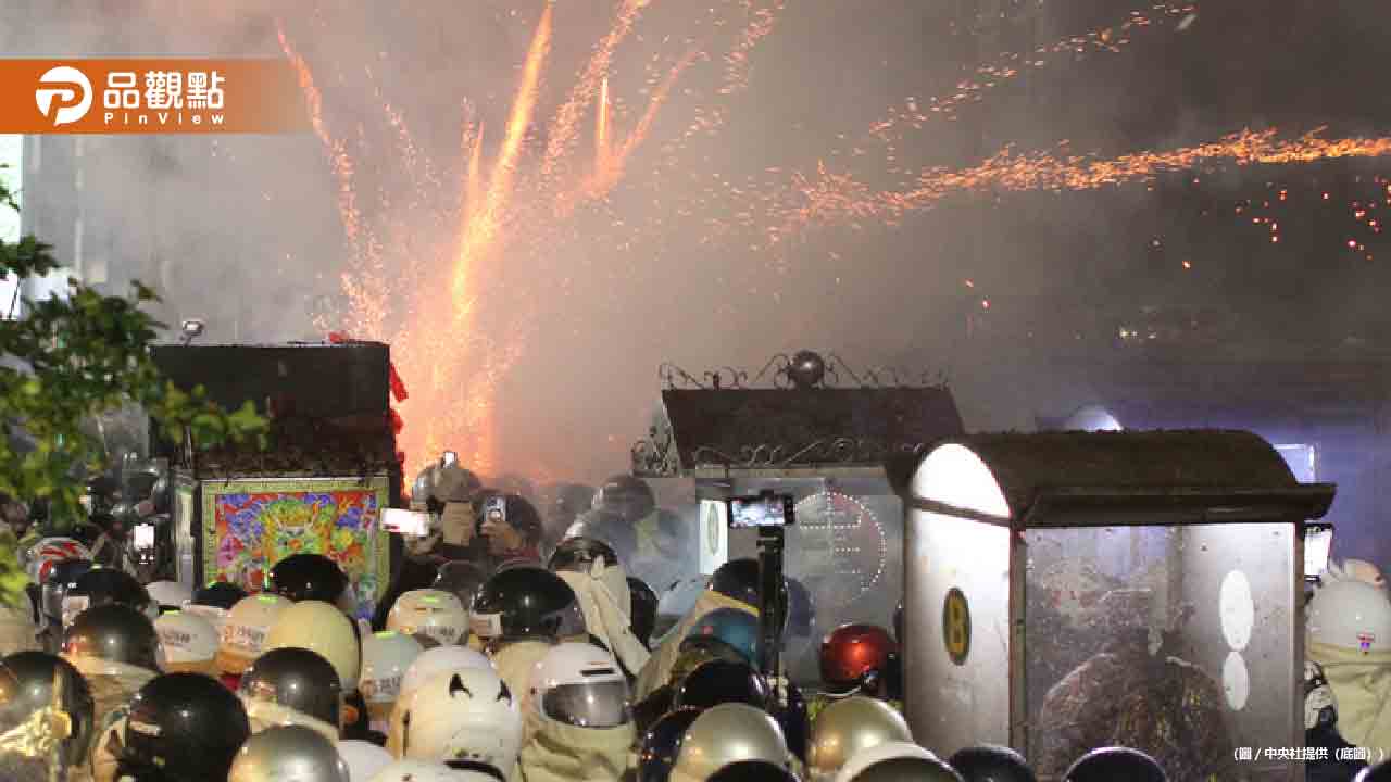 元宵節鹽水蜂炮暴雨中震撼登場！200萬支蜂炮轟炸狂射