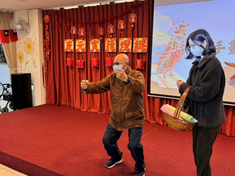 新竹榮家蛇來運轉慶元宵 住民長輩猜燈謎拿好禮 新竹榮家蛇來運轉慶元宵 住民長輩猜燈謎拿好禮