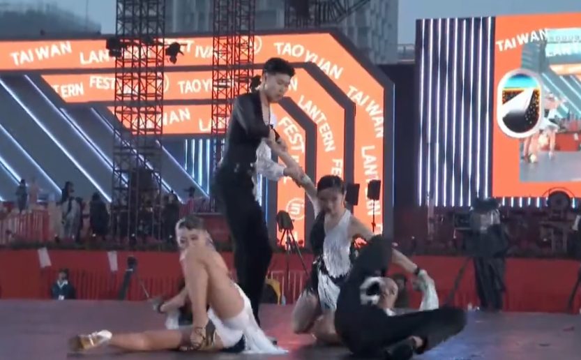 台灣燈會開幕遇雨摔不停 表演者悲問:有考慮過安全嗎 台灣燈會開幕遇雨摔不停 表演者悲問:有考慮過安全嗎