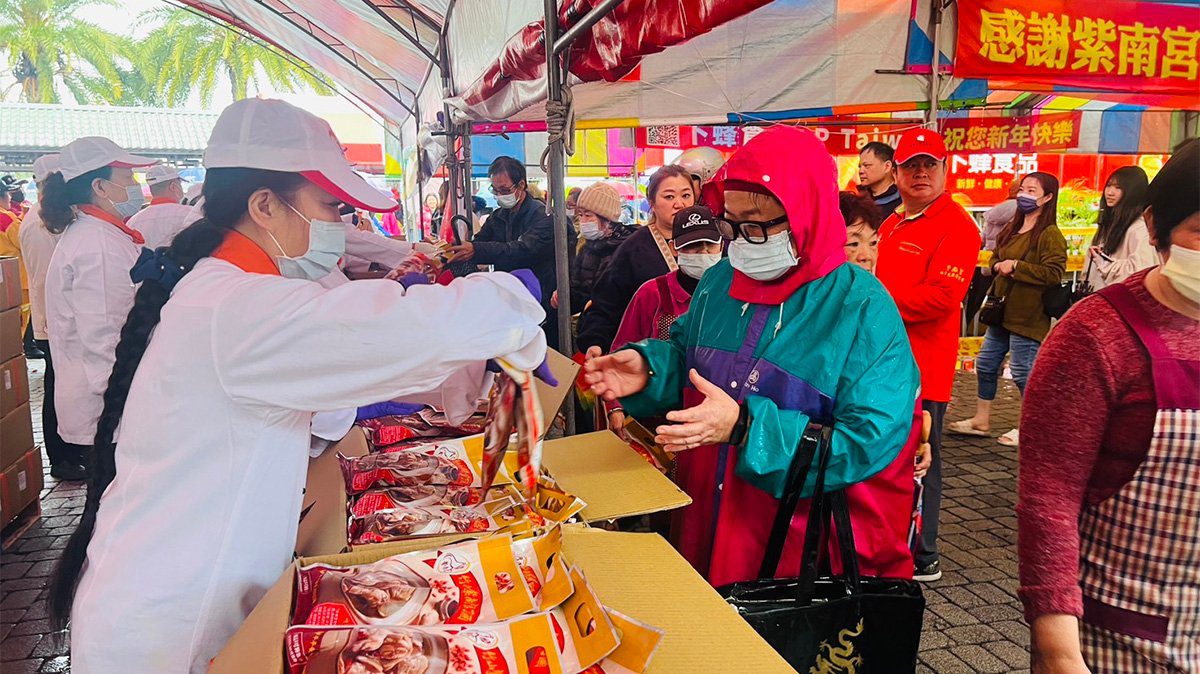 紫南宮「吃丁酒」文化季登場 信眾湧入領取福氣料理包