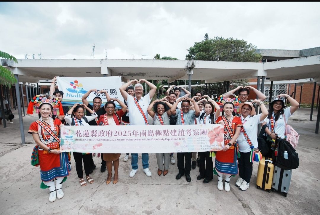 花蓮縣出訪團隊深入馬達加斯加首都塔那那利佛大學 與超過百位師生同場開展南島語言與文化雙重交流 花蓮縣出訪團隊深入馬達加斯加首都塔那那利佛大學 與超過百位師生同場開展南島語言與文化雙重交流