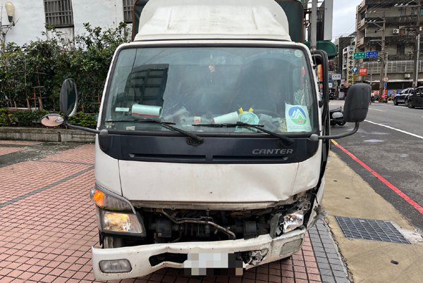 楊梅東西向車禍 自小真自撞護欄 楊梅東西向車禍 自小真自撞護欄