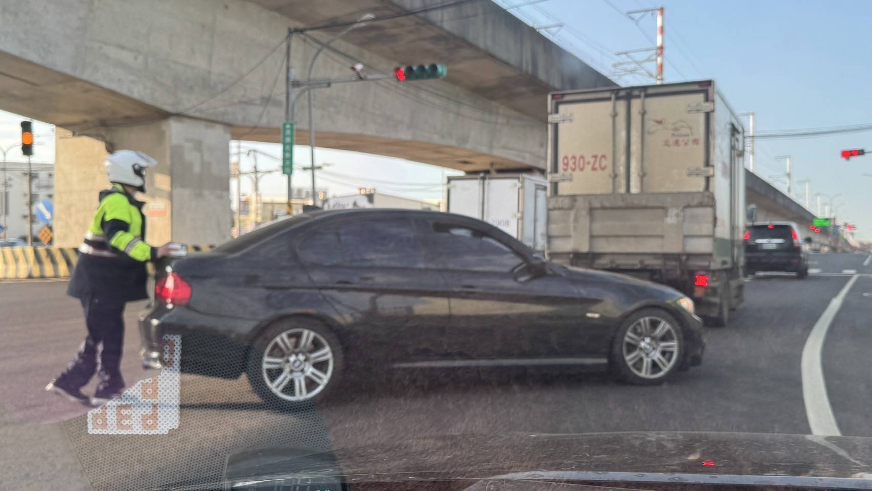 賞燈途中突遇車輛拋錨 大園警協助推車疏導交通 賞燈途中突遇車輛拋錨 大園警協助推車疏導交通