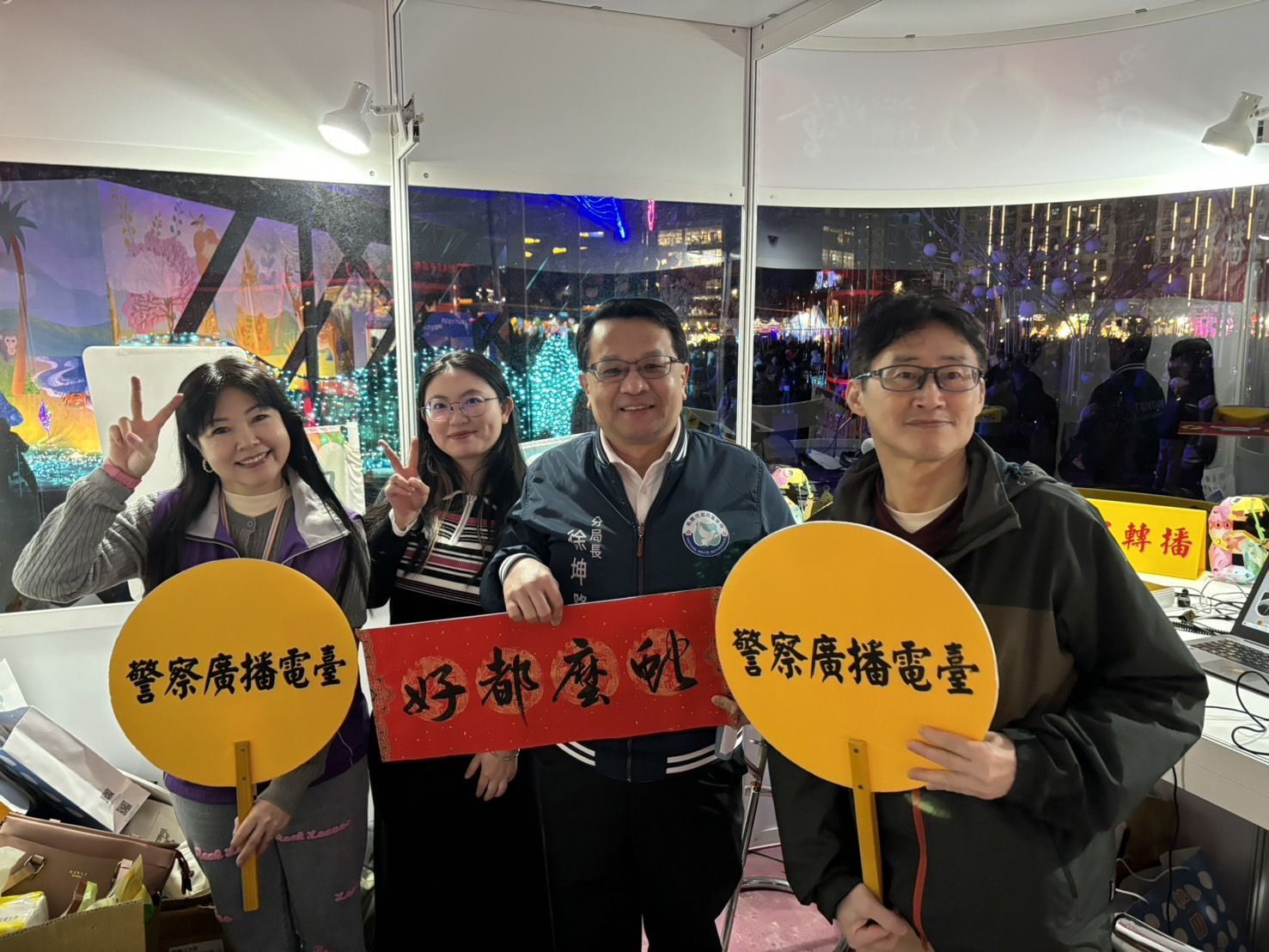 平鎮分局長徐坤隆燈會現場直播 詳解交通規劃宣導防詐資訊 平鎮分局長徐坤隆燈會現場直播 詳解交通規劃宣導防詐資訊