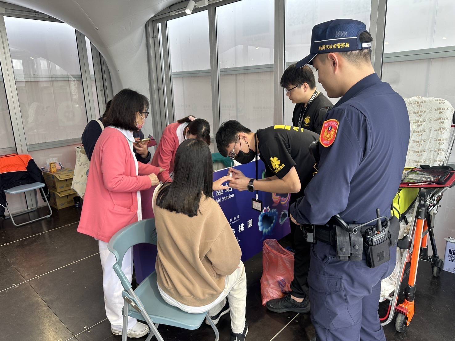 1歲女娃燈會見卡比獸開心到跌倒 員警遞糖果暖心呼呼 1歲女娃燈會見卡比獸開心到跌倒 員警遞糖果暖心呼呼