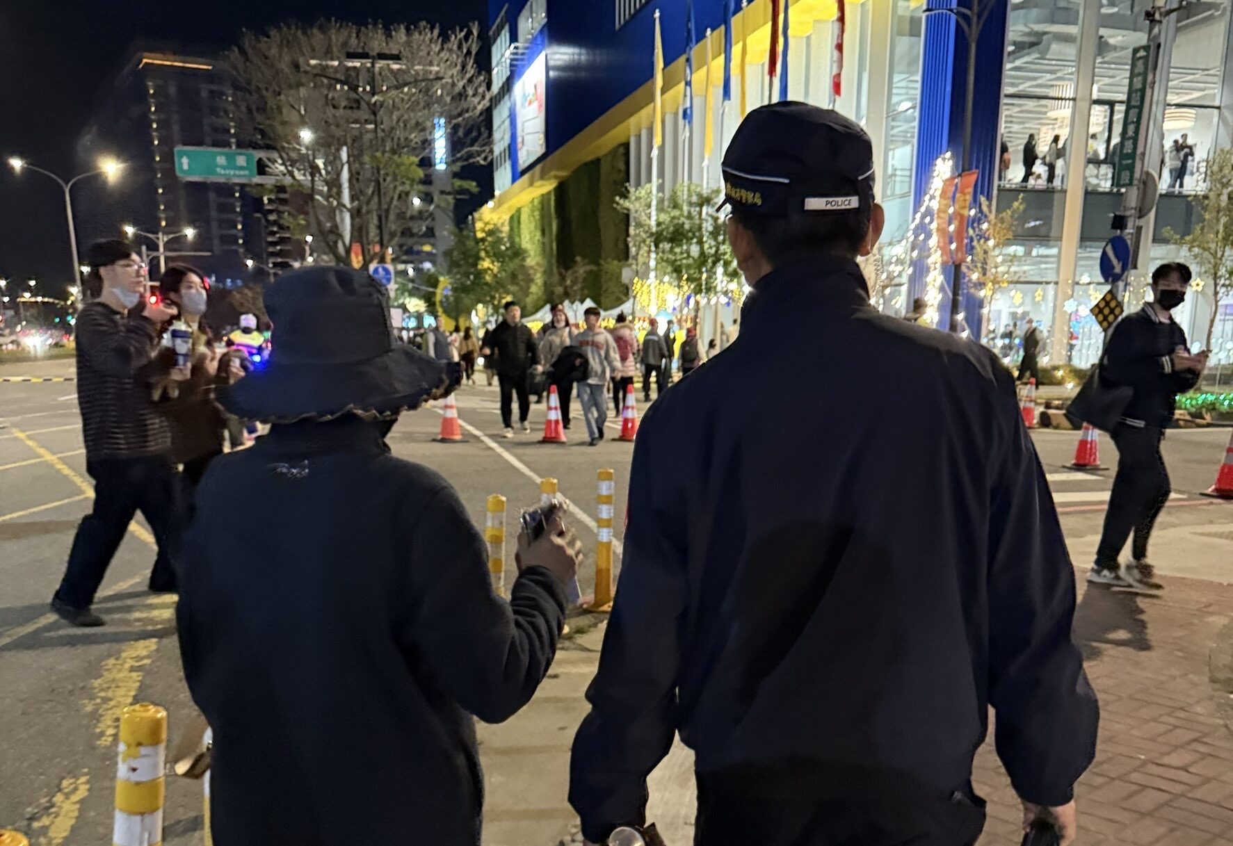 6旬婦賞燈身體突不適 壢警暖心伸援助返家