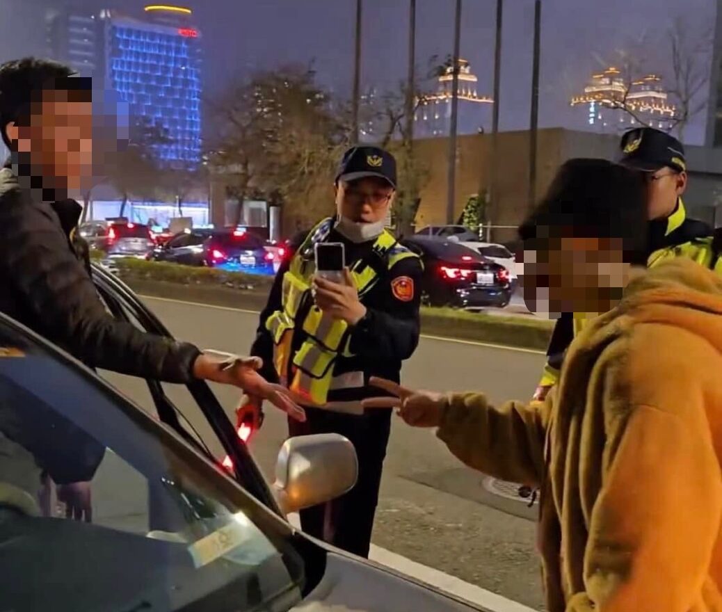 【有片】爭奪車位起口角！壢警出妙招化解紛爭