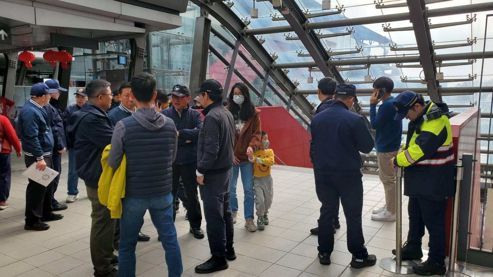 龜山警、機捷聯手強化交通疏運 助民眾順利賞燈 龜山警、機捷聯手強化交通疏運 助民眾順利賞燈