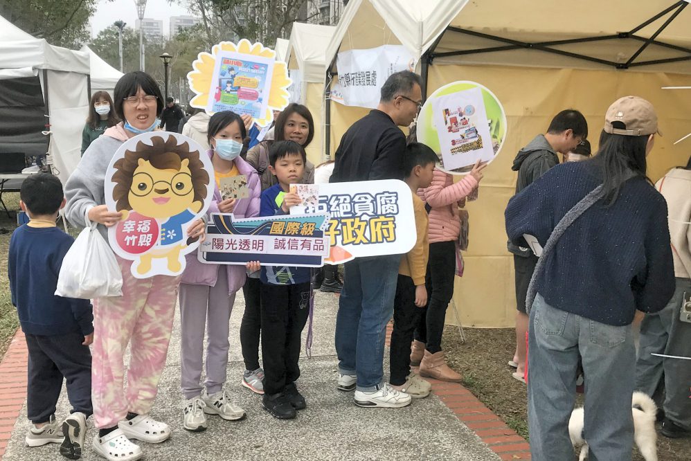 結合東興圳光藝節宣導反貪 竹縣文化局廉能攤位闖關遊戲與民熱情互動 結合東興圳光藝節宣導反貪 竹縣文化局廉能攤位闖關遊戲與民熱情互動