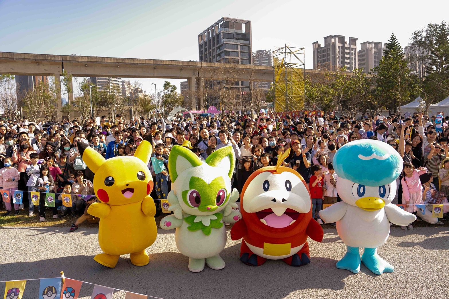 2025寶可夢首場快閃見面會人潮擠爆光臨千塘國燈區 2025寶可夢首場快閃見面會人潮擠爆光臨千塘國燈區