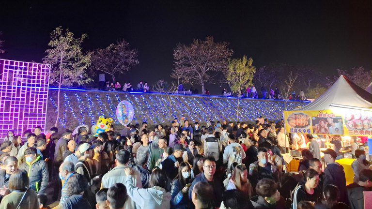 南投燈會人潮洶湧男童走失　中興警助團圓