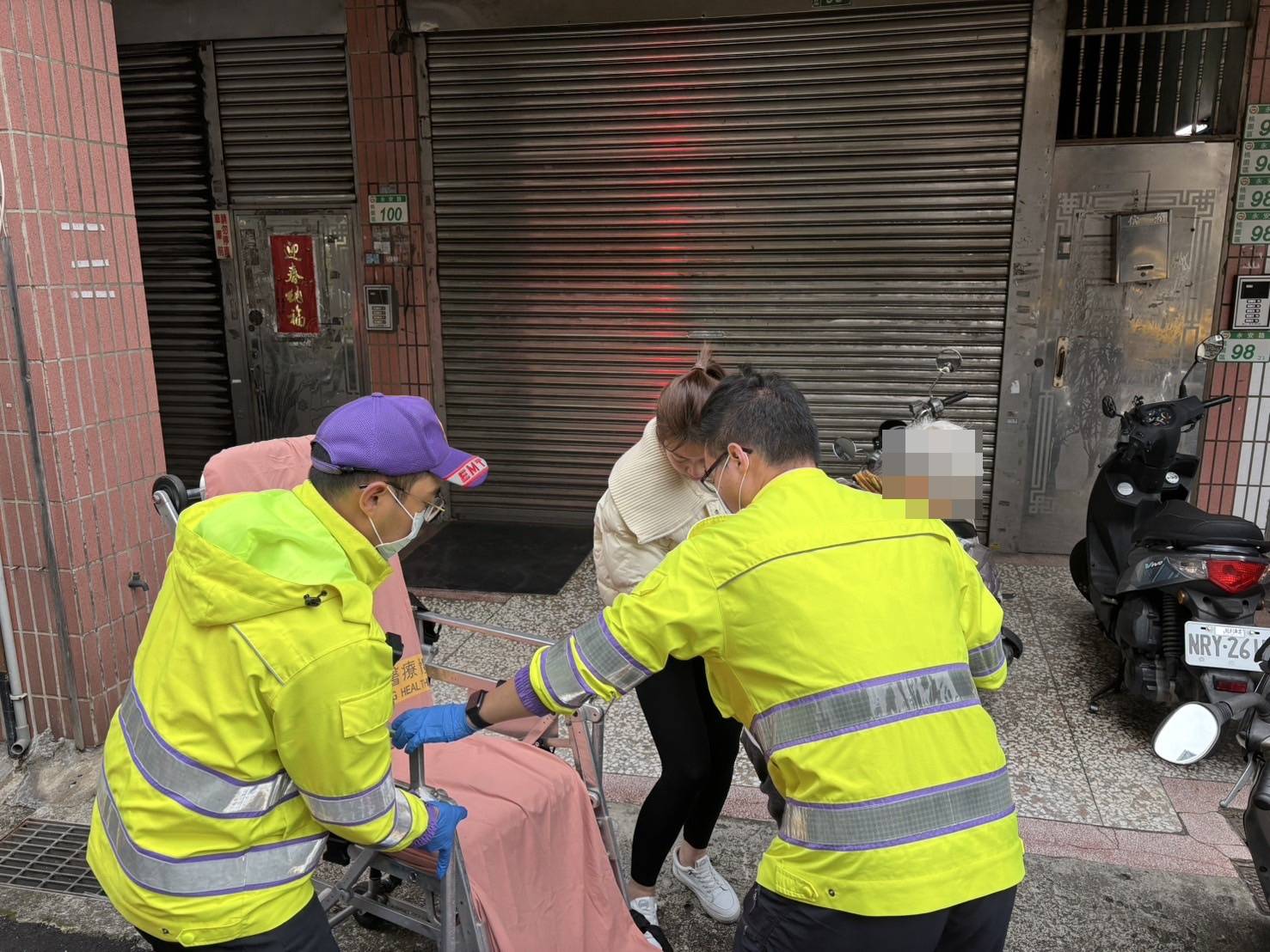 迷途老翁無助跌坐路旁 桃園暖警熱心助返家 迷途老翁無助跌坐路旁 桃園暖警熱心助返家