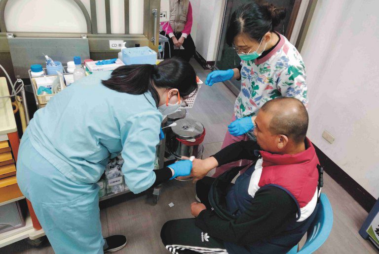 癲癇險象環生、腹痛突發 彰基水里急診救護站即時救援 癲癇險象環生、腹痛突發 彰基水里急診救護站即時救援