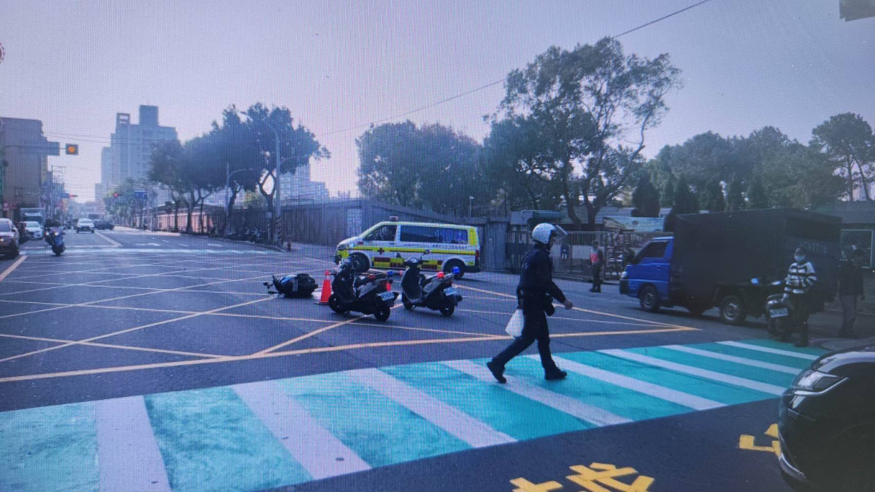 【有片】小貨車突迴轉重機剎車不及 騎士連人帶車倒地 【有片】小貨車突迴轉重機剎車不及 騎士連人帶車倒地