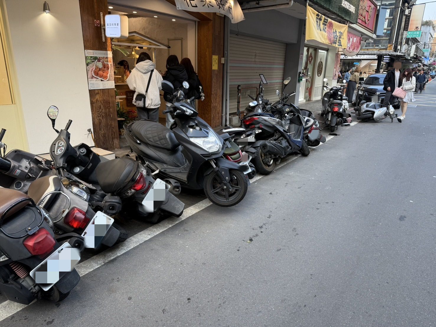 開父親車出門闖禍!少年失控連撞14機車 開父親車出門闖禍!少年失控連撞14機車