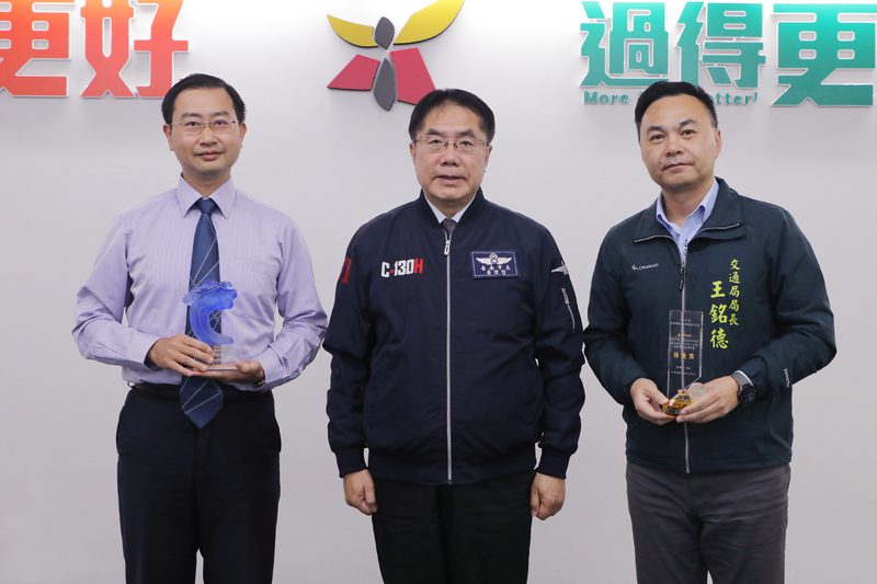 南市智慧交通治理 榮獲「優良應用獎」 與交通部智慧運輸系統發展建設計畫評鑑「特優」 雙獎 南市智慧交通治理 榮獲「優良應用獎」 與交通部智慧運輸系統發展建設計畫評鑑「特優」 雙獎