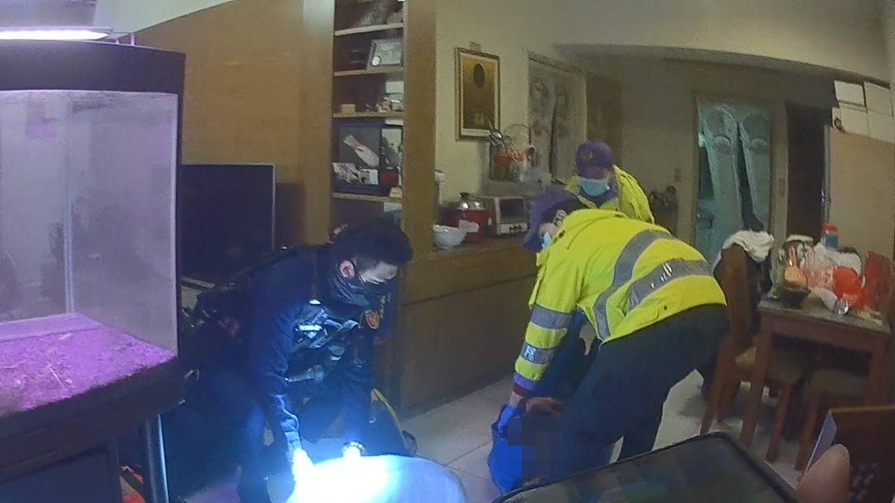 鄰居機警報案!獨居男跌倒無力求援警消破門搶救 鄰居機警報案!獨居男跌倒無力求援警消破門搶救