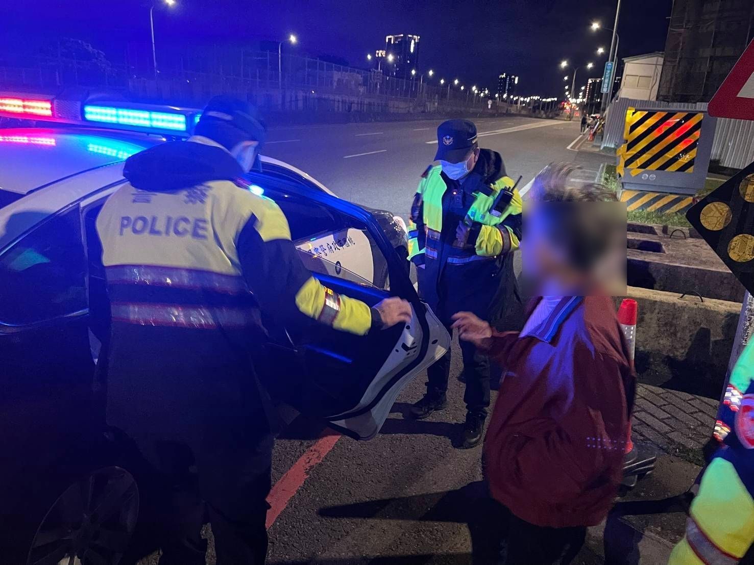 失智婦逛台灣燈會迷路 平警耐心安撫助返家 失智婦逛台灣燈會迷路 平警耐心安撫助返家