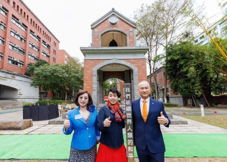 簡文秀在國際和平中心敲響和平鐘 億光贈500份軍用材質高效能LED手電筒 簡文秀在國際和平中心敲響和平鐘 億光贈500份軍用材質高效能LED手電筒