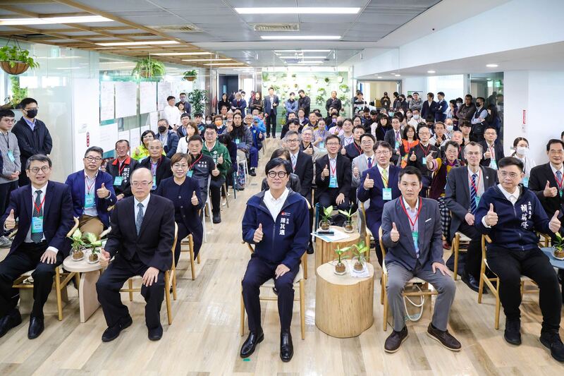 出席南方淨零倡議論壇暨展覽 陳其邁:結合企業之力 落實減碳維持城市環境力 出席南方淨零倡議論壇暨展覽 陳其邁:結合企業之力 落實減碳維持城市環境力