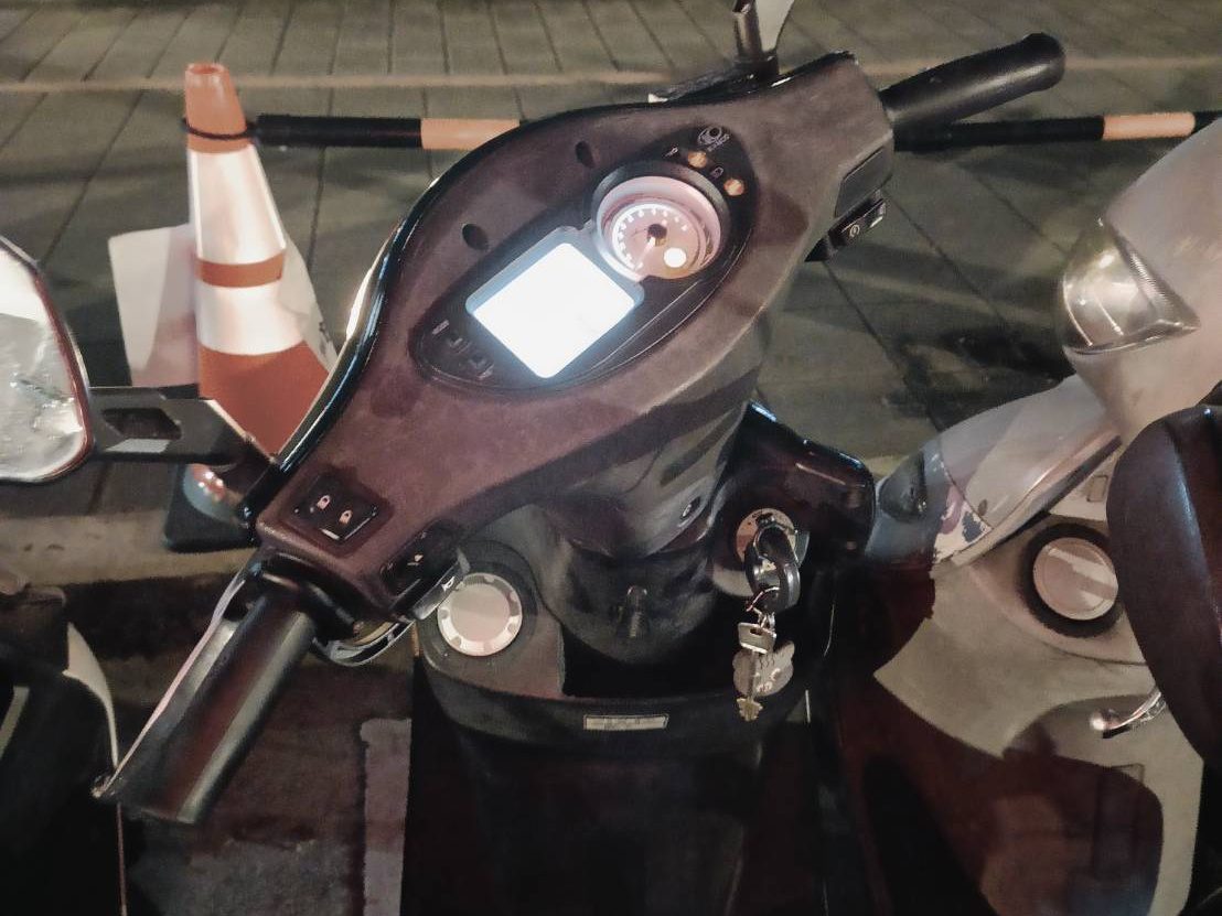 急著朝聖台灣燈會 粗心男機車停好竟忘記熄火 急著朝聖台灣燈會 粗心男機車停好竟忘記熄火