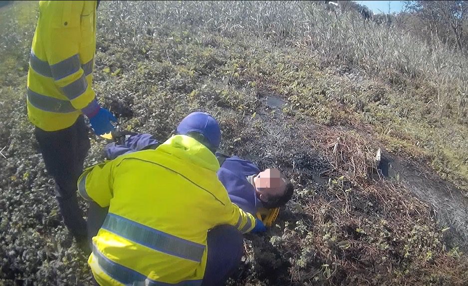 視障男走路回家掉田裡 楊梅警消即刻救援 視障男走路回家掉田裡 楊梅警消即刻救援