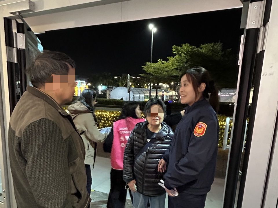 老夫妻賞燈走散急哭 壢警暖心助團圓 老夫妻賞燈走散急哭 壢警暖心助團圓
