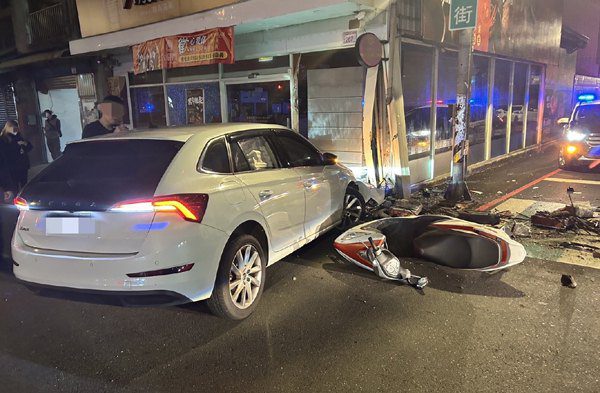 桃園市中壢區自小客衝火鍋店　等紅燈機車騎士幸過躲過