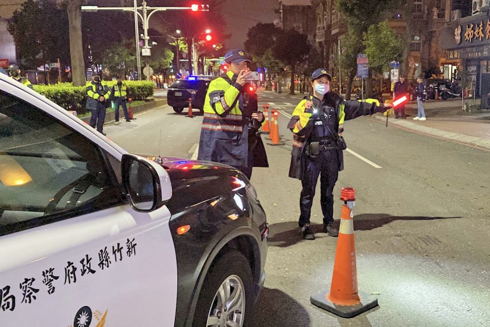 強化臨檢取締、路檢攔查等攻勢勤務 竹縣警持續擴大威力掃蕩展現打擊犯罪決心 強化臨檢取締、路檢攔查等攻勢勤務 竹縣警持續擴大威力掃蕩展現打擊犯罪決心