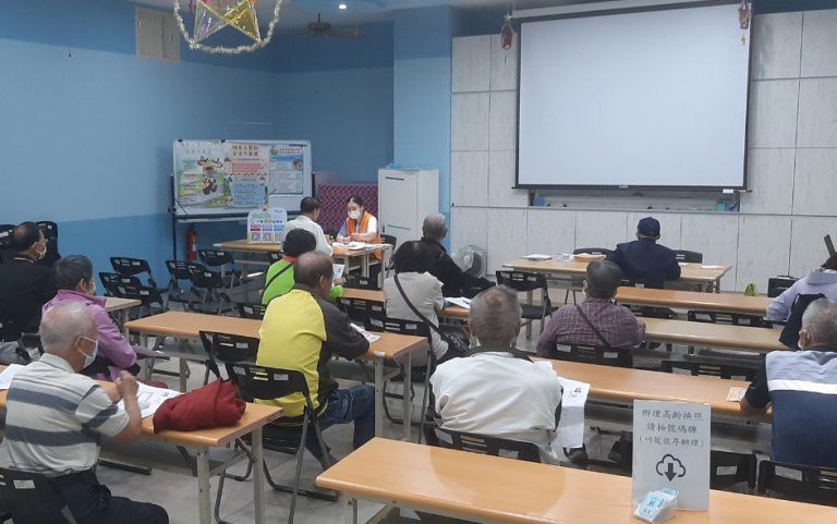 監理站高齡換照成同學會　長輩換照趣！遇老同學話當年～