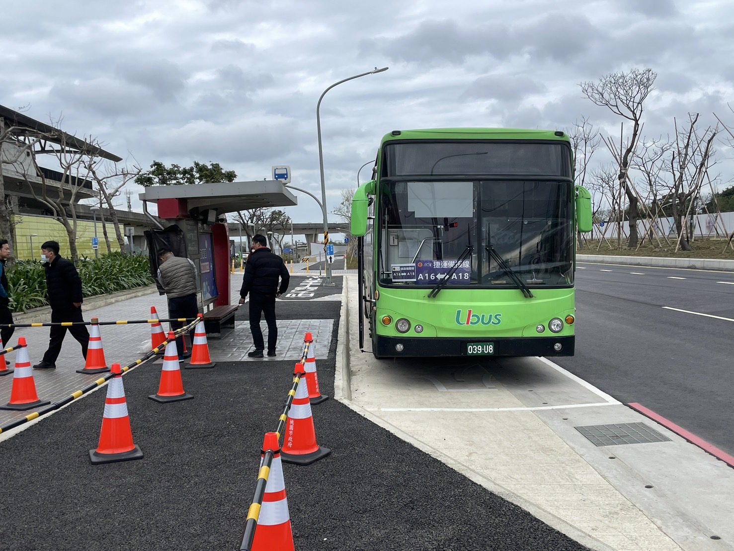 週六燈會開園兩小時湧30萬人次 接駁備援車就位待命 週六燈會開園兩小時湧30萬人次 接駁備援車就位待命