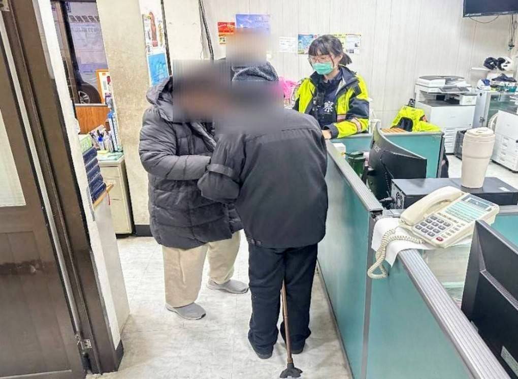 9旬翁深夜迷路 蘆竹警助返家團圓 9旬翁深夜迷路 蘆竹警助返家團圓