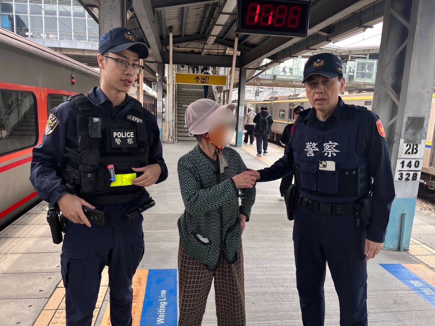 90歲嬤思鄉情切獨自北上 小港暖警跨縣市3小時尋獲 90歲嬤思鄉情切獨自北上 小港暖警跨縣市3小時尋獲