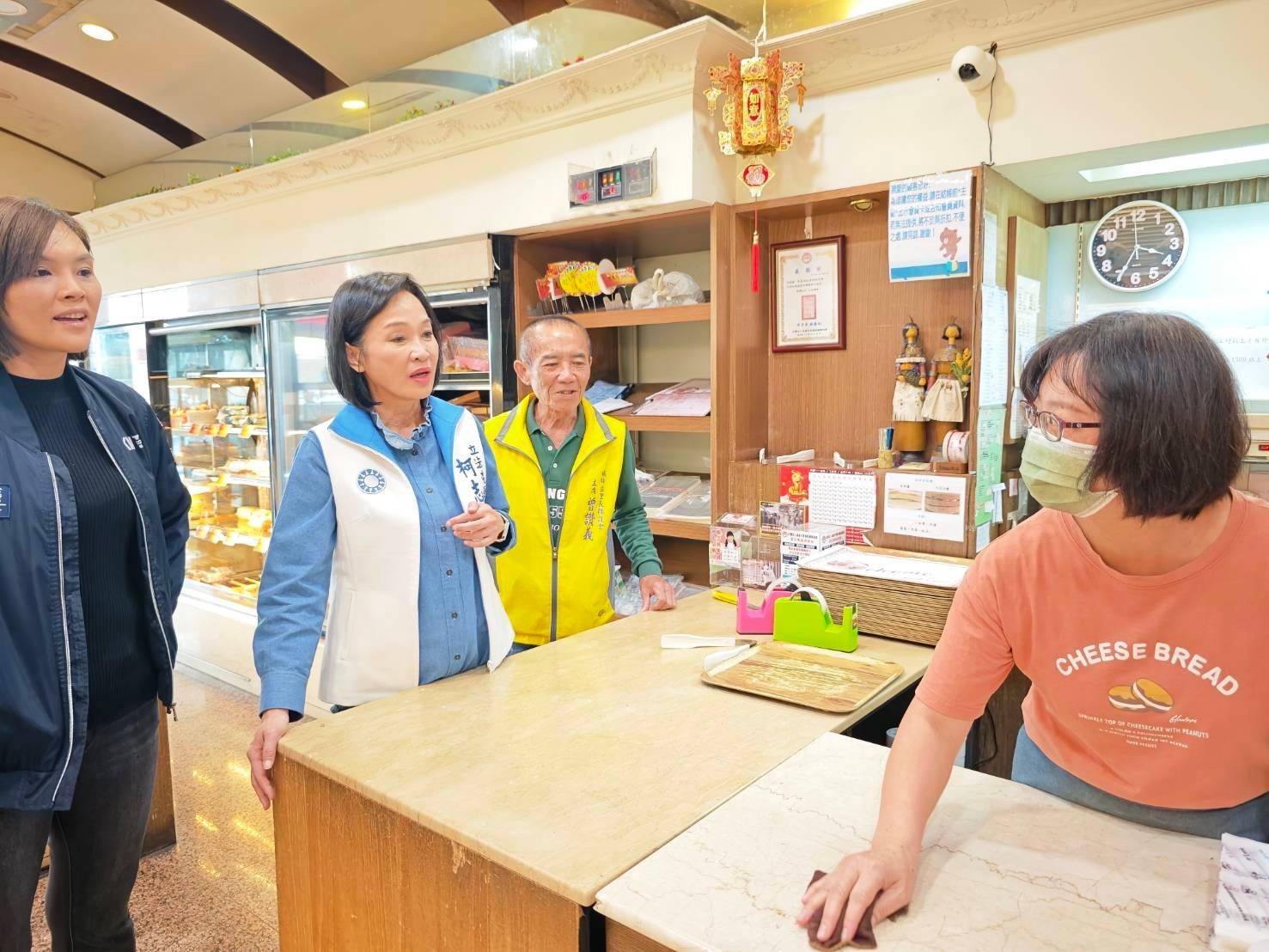 柯志恩前往商家關心停水家 爭取「民生.商家水費減免」 柯志恩前往商家關心停水家 爭取「民生.商家水費減免」