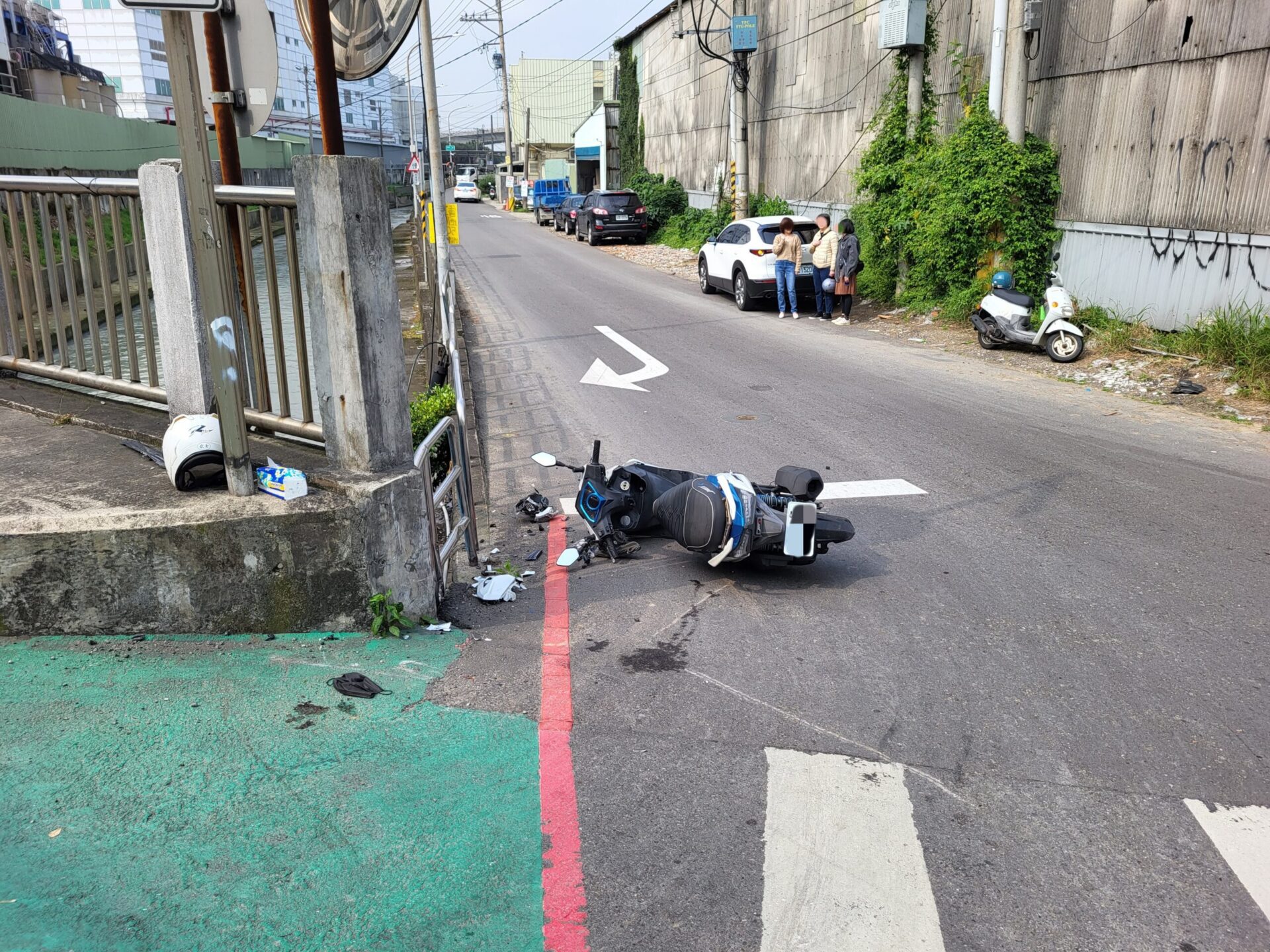 中壢轎車右轉擊落直行機車 騎士臉部、手腳慘受傷