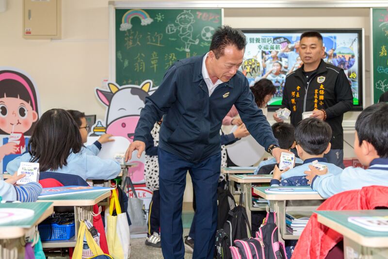 嘉義縣不間斷供應牛羊豆奶 近3萬學生受惠 嘉義縣不間斷供應牛羊豆奶 近3萬學生受惠