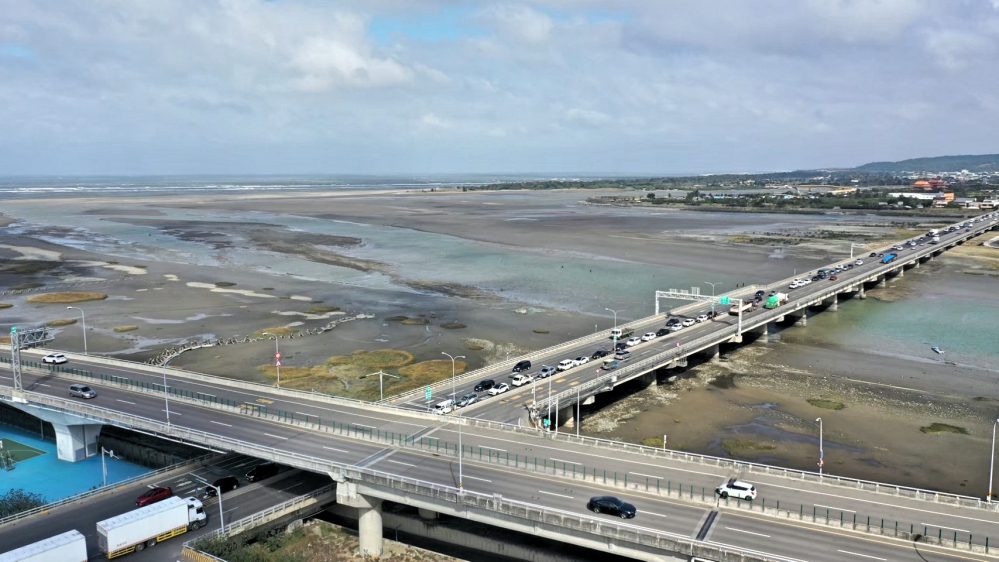 因應228連假車流進入竹市台61線與台15線　公路局北分局提醒用路人注意相關管制措施