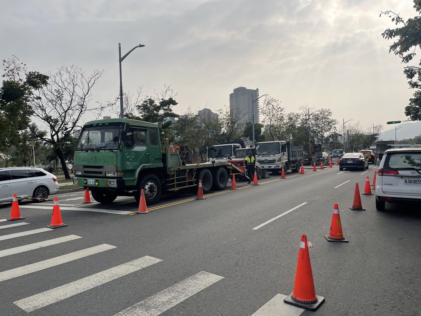 高市鼓山區龍德新路道路下陷 水利局緊急開挖搶修 高市鼓山區龍德新路道路下陷 水利局緊急開挖搶修